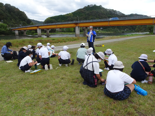 建部小学校田地子川