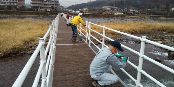 しあわせ橋を磨く