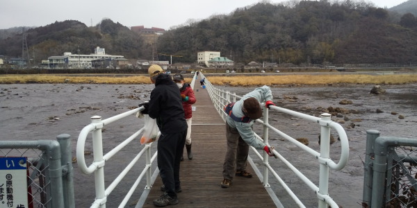 しあわせ橋を磨く