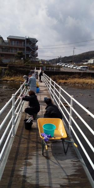 しあわせ橋を磨く