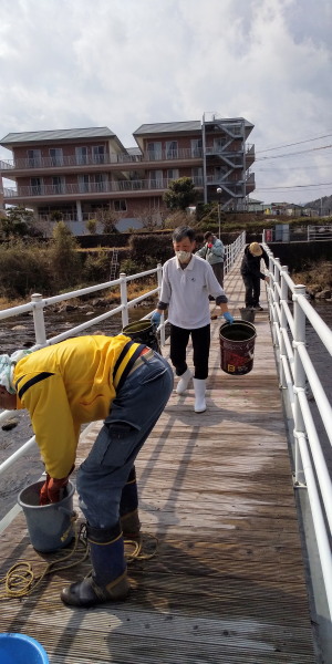 しあわせ橋を磨く