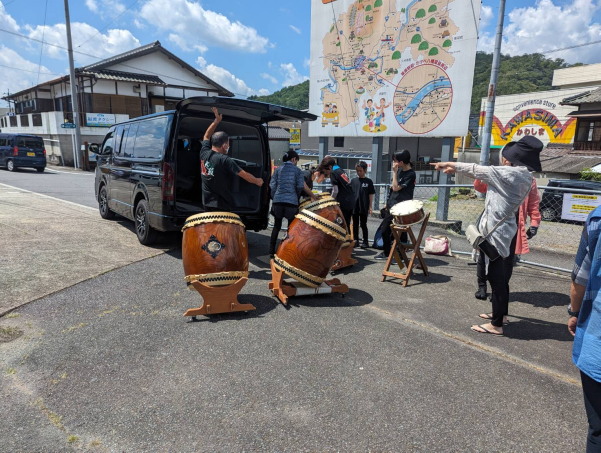 春夏新作モデル 妖精が住む森のツリー 色とりどりの花の咲く木 3人の妖精 夢ある美しい ブローチ